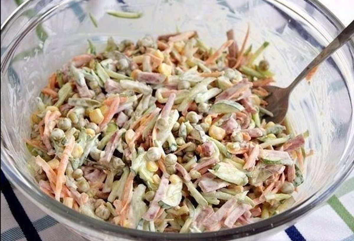 Салат с кальмарами и ветчиной